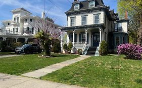 1 Bedroom Private Victorian Apt In Convenient City Location On 5 Acre, Sleeps 4