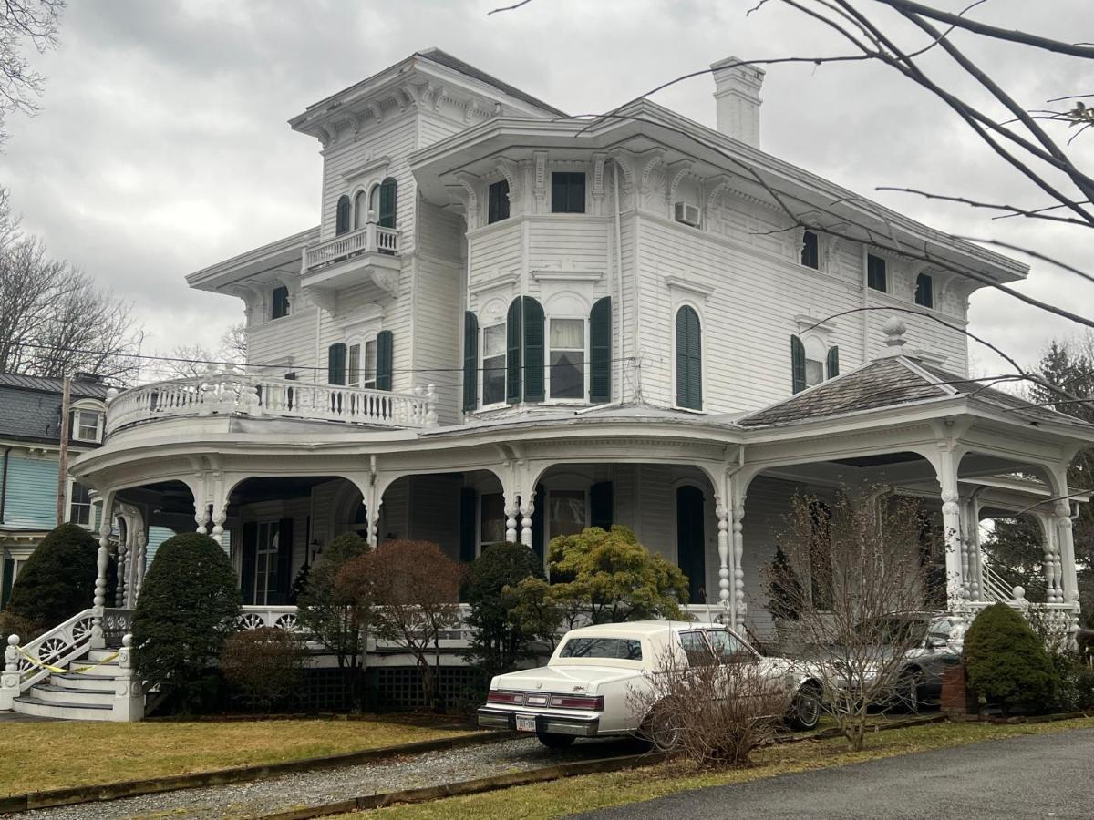 1 Bedroom Private Victorian Apt In Convenient City Location On 5 Acre, Sleeps 4 Poughkeepsie Exterior photo