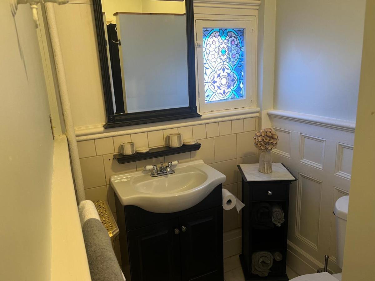 1 Bedroom Private Victorian Apt In Convenient City Location On 5 Acre, Sleeps 4 Poughkeepsie Exterior photo