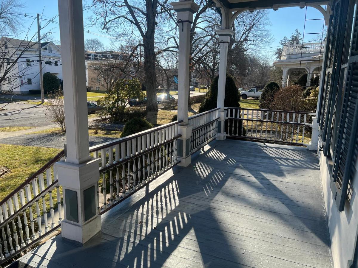 1 Bedroom Private Victorian Apt In Convenient City Location On 5 Acre, Sleeps 4 Poughkeepsie Exterior photo