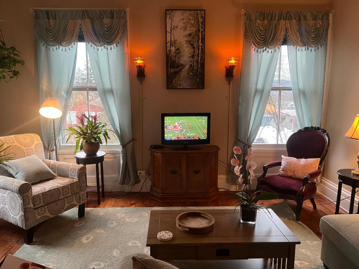 1 Bedroom Private Victorian Apt In Convenient City Location On 5 Acre, Sleeps 4 Poughkeepsie Exterior photo